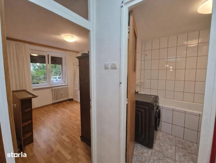 Apartament cu 3 camere semidecomandat în Teiul Doamnei