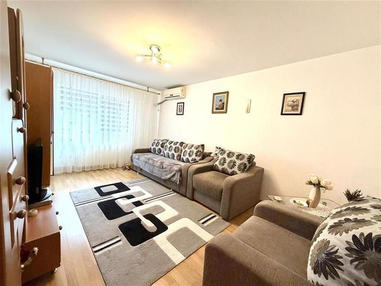 Apartament cu 2 camere decomandat în Nicolina