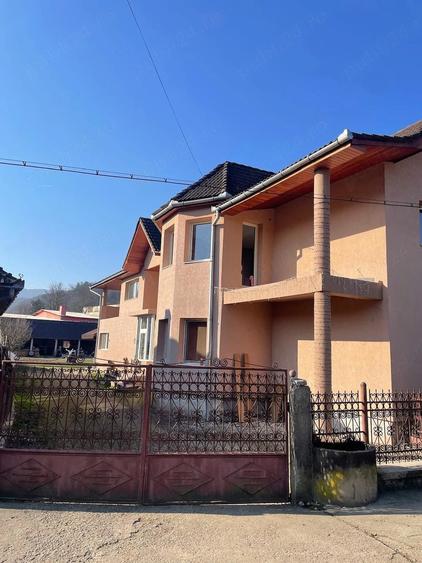 Casă cu 4 camere cu Teren 600 Mp în Vața de Jos