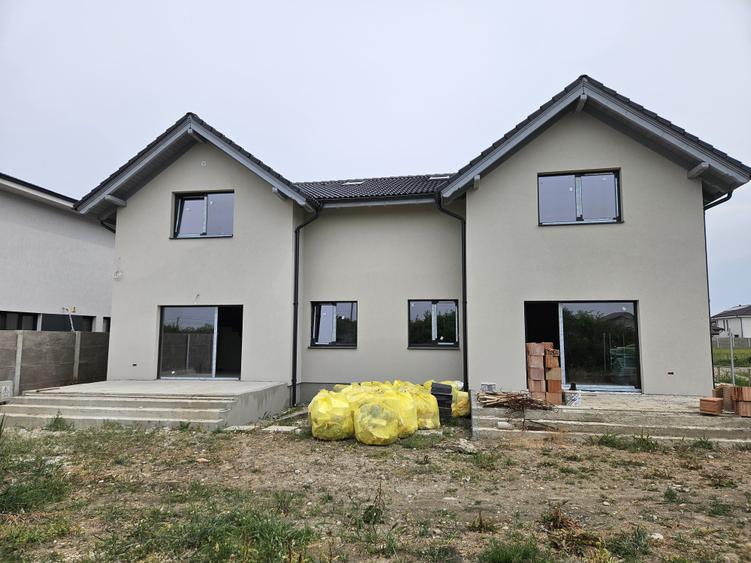 Duplex cu 4 camere cu Canalizare în Moșnița Nouă