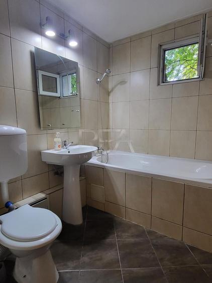 Apartament cu 4 camere semidecomandat, mobilat în Gorjului
