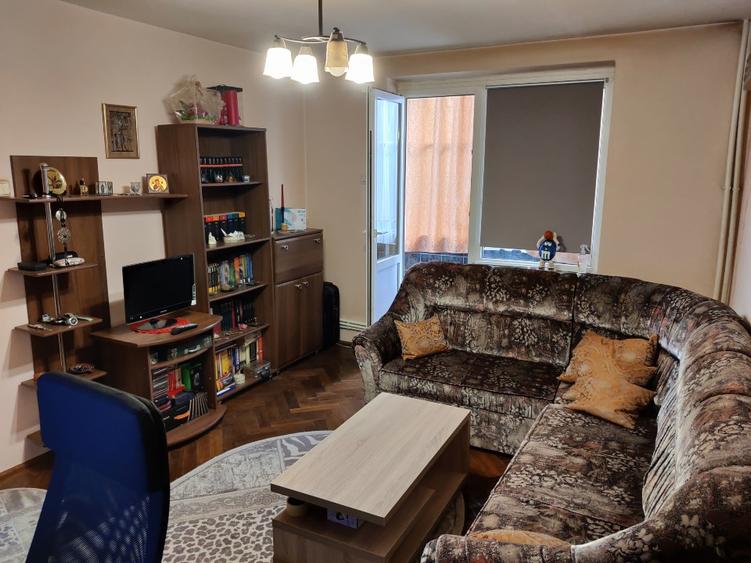 Apartament cu 3 camere semidecomandat în Far