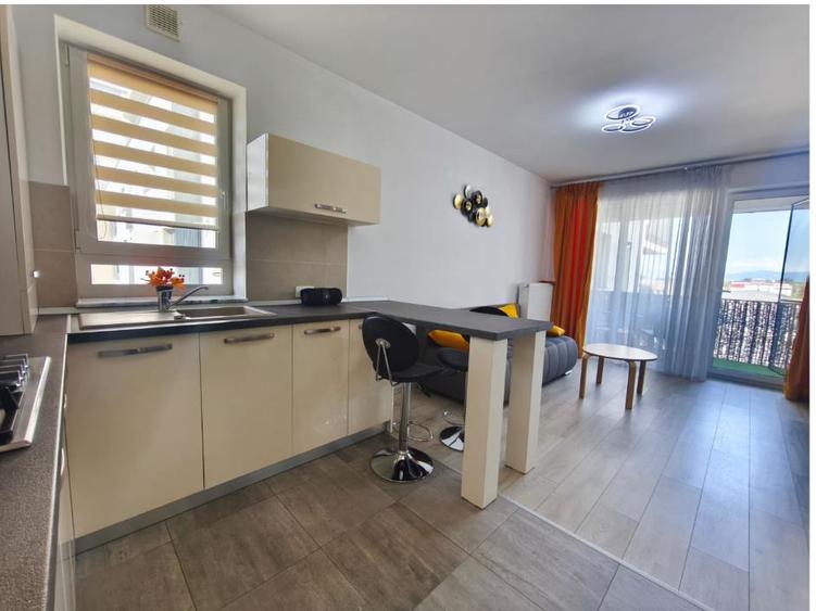 Apartament cu 2 camere semidecomandat, mobilat în Tractorul