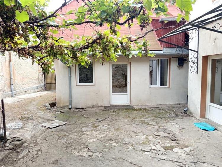 Casă individuală cu 7 camere cu Canalizare în Vest
