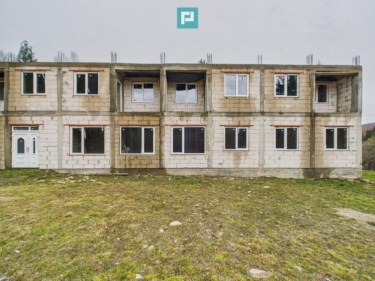 Casă individuală cu 25 camere cu Canalizare în Poiana Mărului