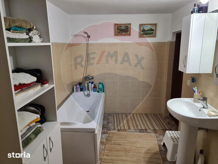 Casă cu 4 camere cu Teren 11016 Mp în Runcu