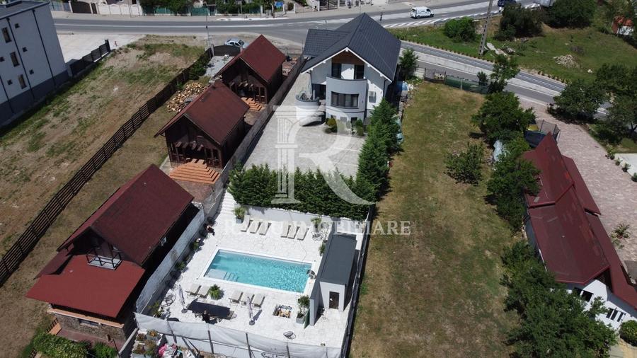 Casă individuală cu 9 camere cu Canalizare în Sânmartin