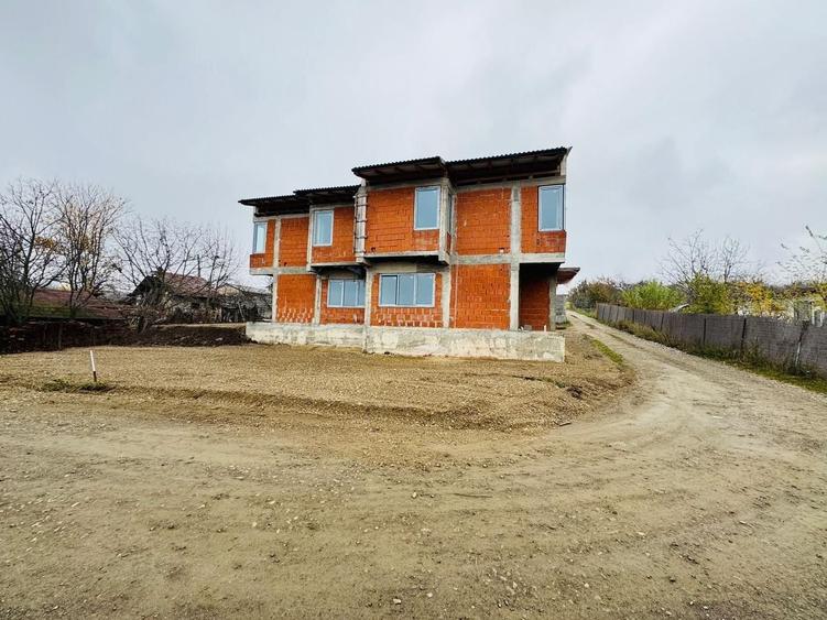 Duplex cu 10 camere decomandat cu Canalizare în Dealuri Oradea