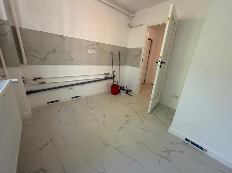 Apartament cu 3 camere semidecomandat în Titan