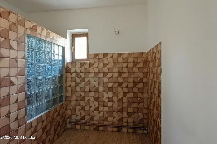 Casă individuală cu 8 camere cu Canalizare în Bălilești