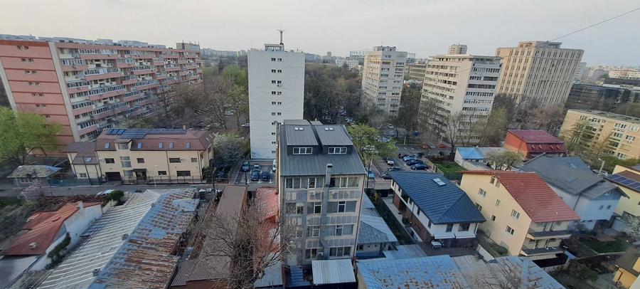Apartament cu 3 camere semidecomandat în Baba Novac