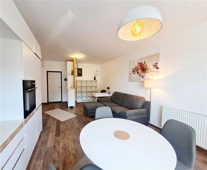 Apartament cu 2 camere decomandat în Tractorul