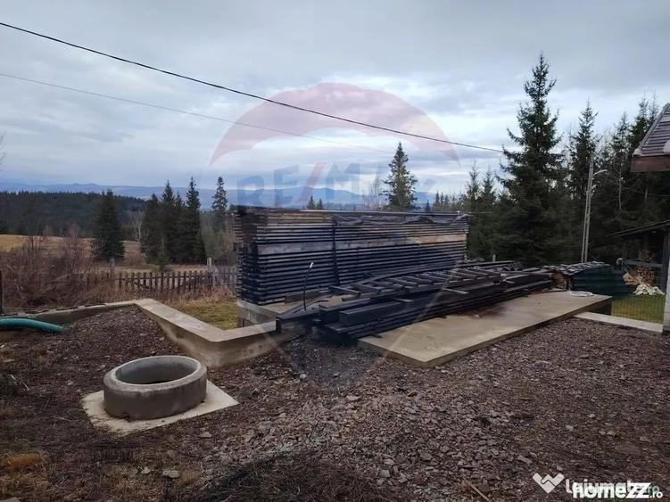 Casă cu 8 camere cu Teren 1000 Mp în Poiana Stampei
