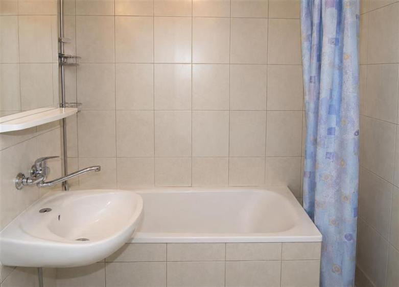 Apartament cu 3 camere decomandat în Calea București