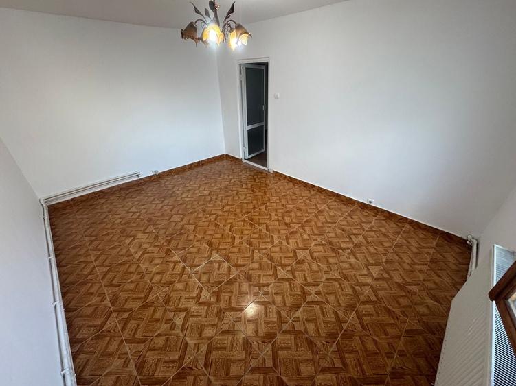 Apartament cu 4 camere decomandat în CET