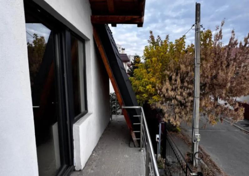 Casă cu 7 camere cu Teren 301 Mp în George Enescu