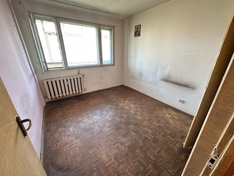 Apartament cu 3 camere semidecomandat în Victoriei