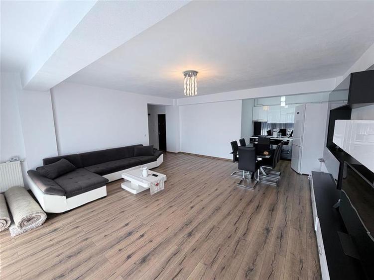 Apartament cu 3 camere semidecomandat în Exterior Sud