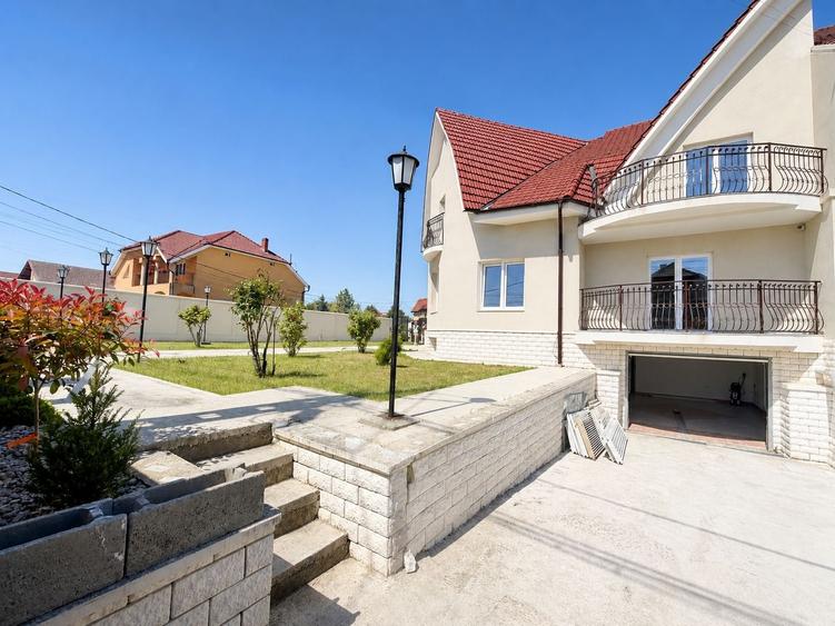 Casă individuală cu 7 camere cu Canalizare în Sânmartin