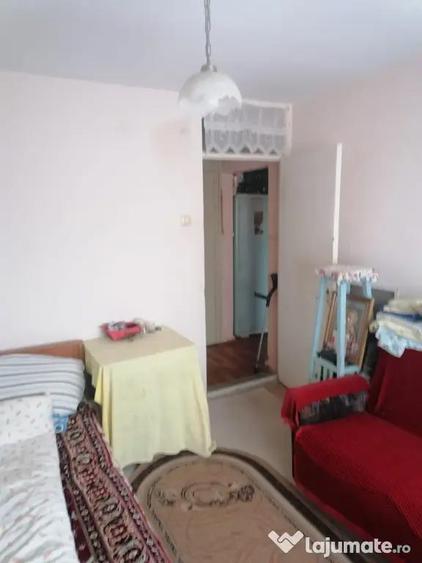 Apartament cu 3 camere decomandat în Broșteni