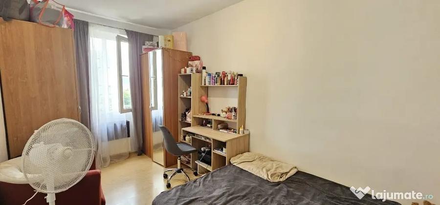 Apartament cu 3 camere semidecomandat în Tineretului