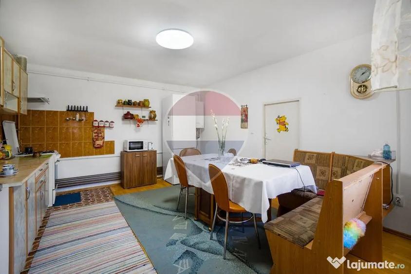 Casă cu 6 camere cu Teren 2794 Mp în Bunești