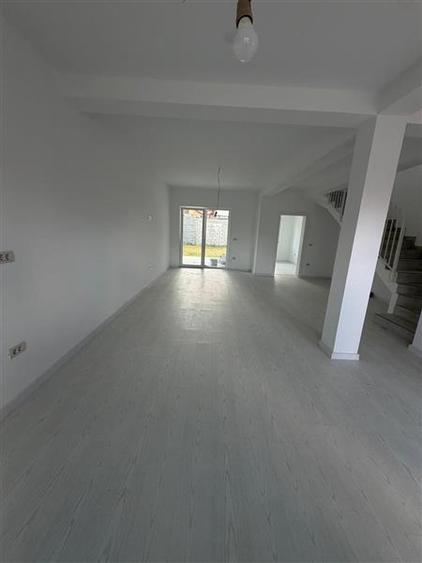 Duplex cu 4 camere cu Canalizare în Moșnița Nouă