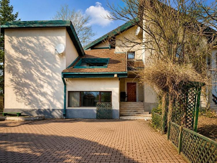Casă individuală cu 9 camere cu Piscina în Ghermănești