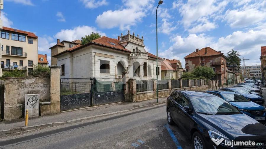 Casă cu 7 camere cu Teren 1048 Mp în Central