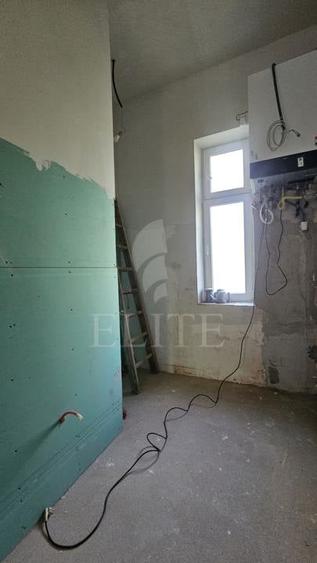 Apartament cu 4 camere semidecomandat în Central