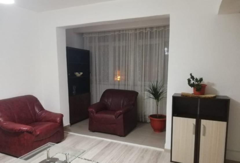 Apartament cu 3 camere decomandat în Piața Centrală