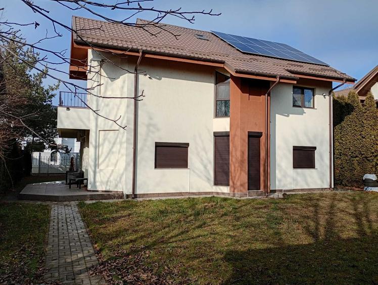 Casă cu 4 camere în Calea Moldovei