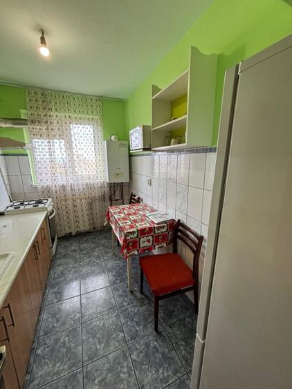 Apartament cu 2 camere semidecomandat, mobilat în Vălenii de Munte