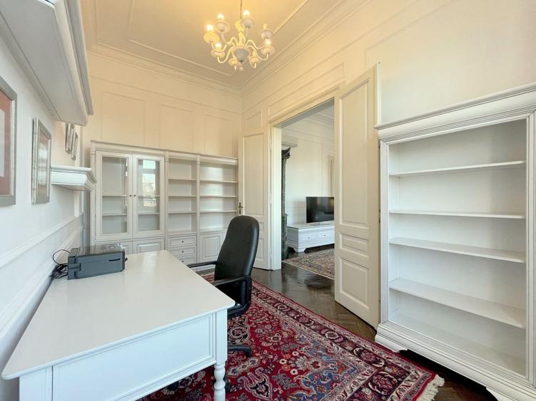 Apartament cu 3 camere semidecomandat, mobilat în Central