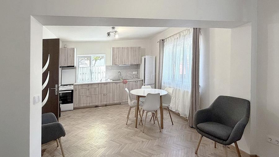 Casă individuală cu 9 camere cu Canalizare în Noua