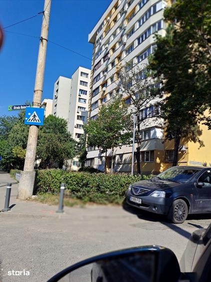Apartament cu 3 camere semidecomandat în Tei