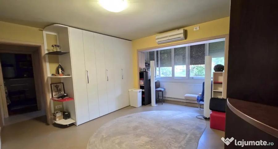 Apartament cu 3 camere semidecomandat în Complex Studențesc