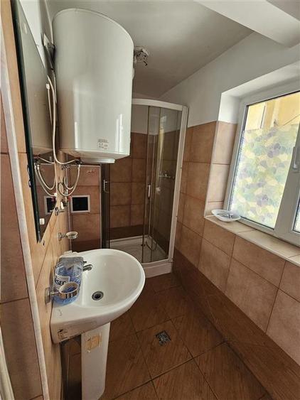 Casă individuală cu 20 camere cu Canalizare în Central