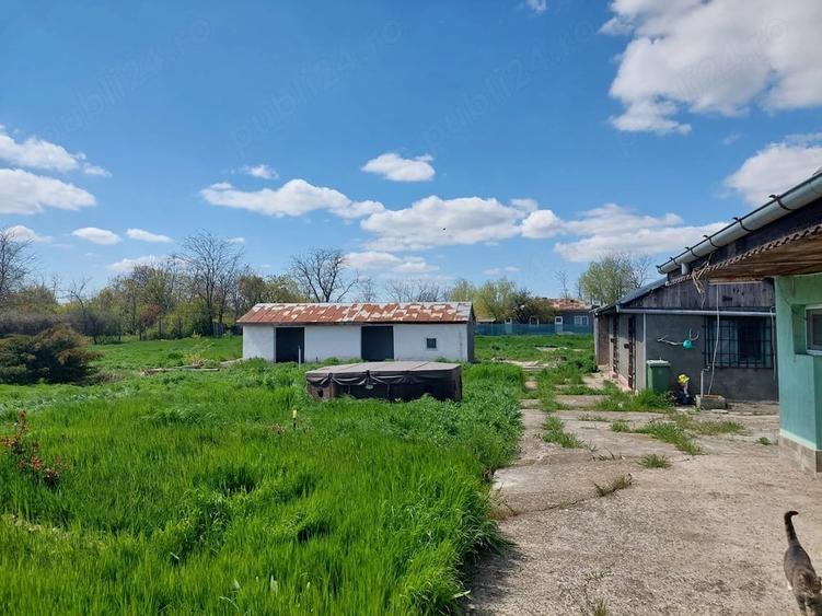 Casă cu 5 camere cu Teren 2100 Mp în Scorțaru Vechi