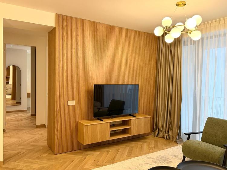 Apartament cu 3 camere semidecomandat în P-ța Victoriei