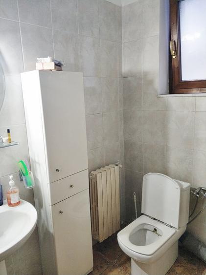 Casă cu 7 camere cu Canalizare în Central