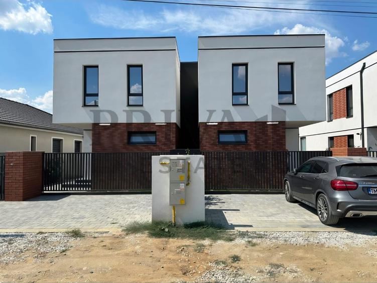 Duplex cu 4 camere cu Canalizare în Moșnița Nouă