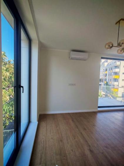 Apartament cu 3 camere semidecomandat în Gruia