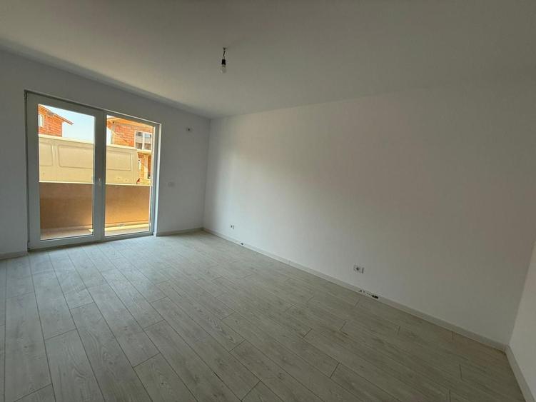 Apartament cu 3 camere decomandat în Girocului