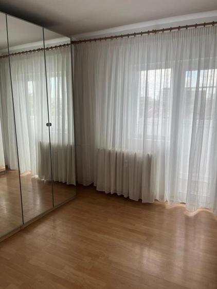 Apartament cu 3 camere decomandat în Lacul Tei