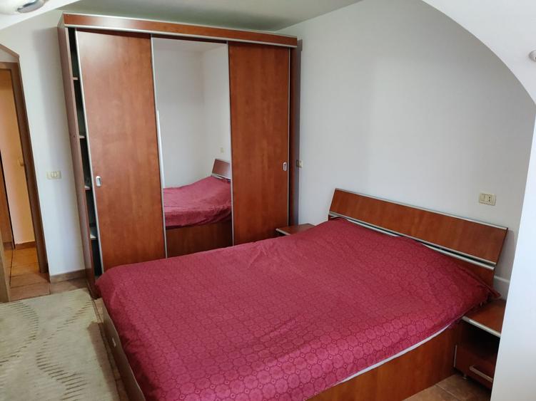 Apartament cu 4 camere decomandat, mobilat în Aradului