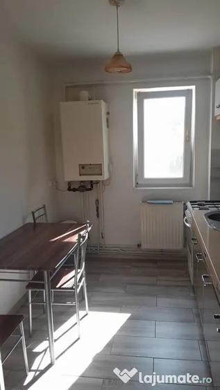 Apartament cu 3 camere semidecomandat în Central