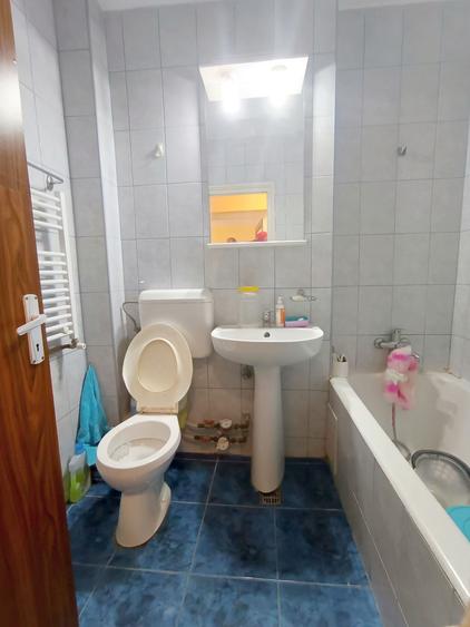 Apartament cu 3 camere semidecomandat în Vatra Luminoasă
