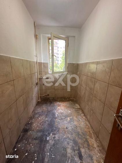 Apartament cu 3 camere semidecomandat, mobilat în Tei