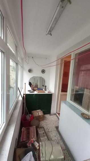 Apartament cu 3 camere semidecomandat în Obor
